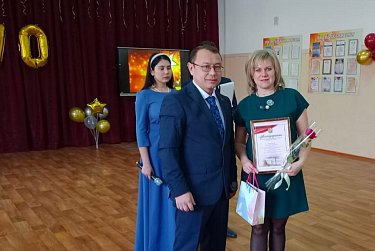 В школы – с наградами и подарками